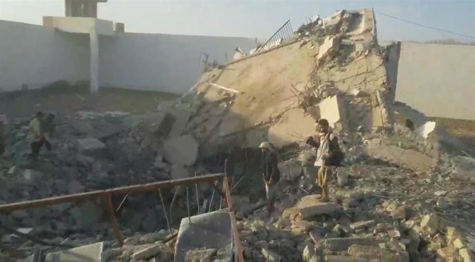 Escombros y restos en una prisión de Al Jauf, en el norte de Yemen, tras ataques de Riad