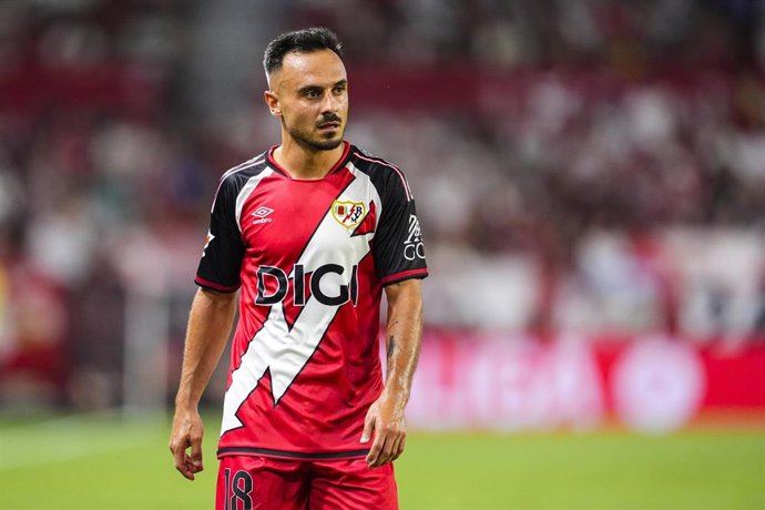 El jugador del Rayo VAllecano Álvaro García, ante el Sevilla FC en LaLiga EA Sports 2026-27.