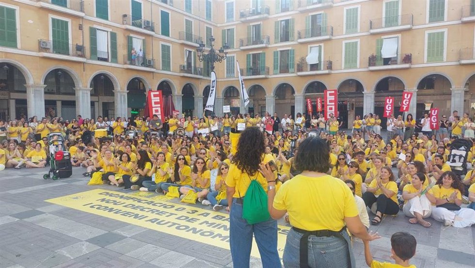 Archivo - Movilización de las educadoras de las 'escoletes' en Palma tras la jornada de huelga.