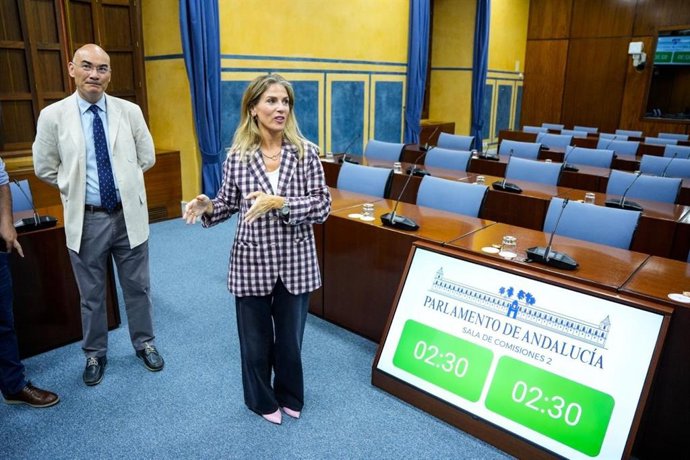 La presidenta del Parlamento andaluz, Ana Mestre, presenta nuevos sistemas de presentación de contenidos y debates.