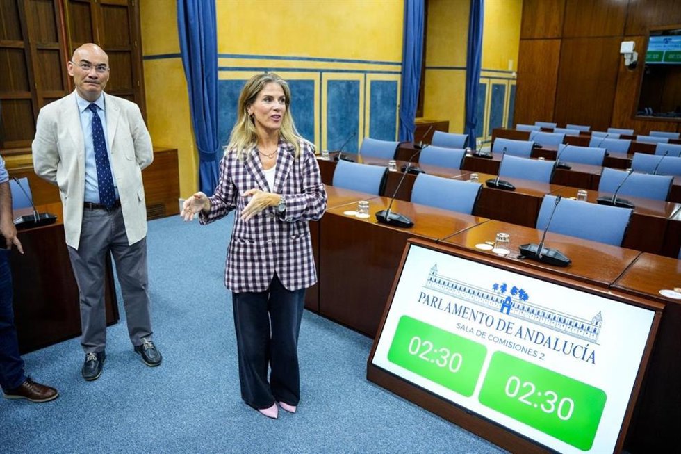 La presidenta del Parlamento andaluz, Ana Mestre, presenta nuevos sistemas de presentación de contenidos y debates.
