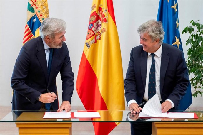 El presidente del Gobierno de Aragón, Jorge Azcón, y el director general de Fundación 'la Caixa', Josep Maria Coronas.