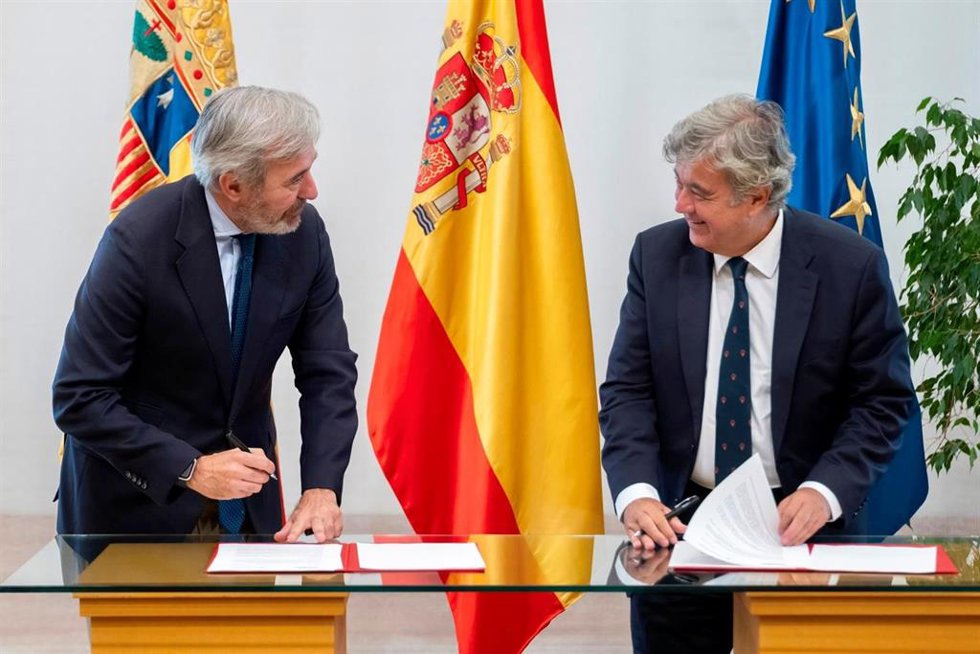 El presidente del Gobierno de Aragón, Jorge Azcón, y el director general de Fundación 'la Caixa', Josep Maria Coronas.
