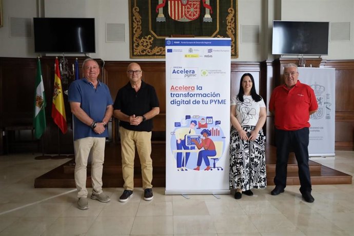 El subdelegado del Gobierno, Manuel Fernández (2i), junto a responsables de Cooperativas Agro-Alimentarias.