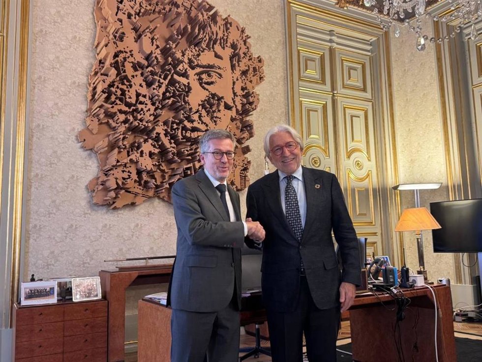 El presidente de SBEES, Josep Sánchez llibre (d) y el alcalde de Lisboa, Carlos Moedas (i)