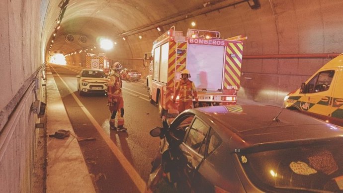 Un herido en la colisión frontal de dos coches en Limpias