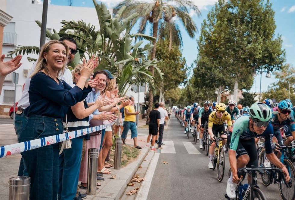 La alcaldesa de Alcalá de Guadaíra (Sevilla), Ana Isabel Jiménez, en el paso de La Vuelta Ciclista por la localidad.