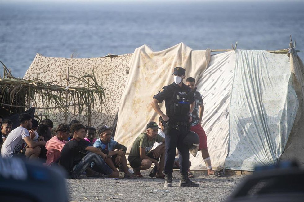 Decenas de migrantes en la playa de El Trampolín, a 7 de septiembre de 2026, en Ceuta (España).