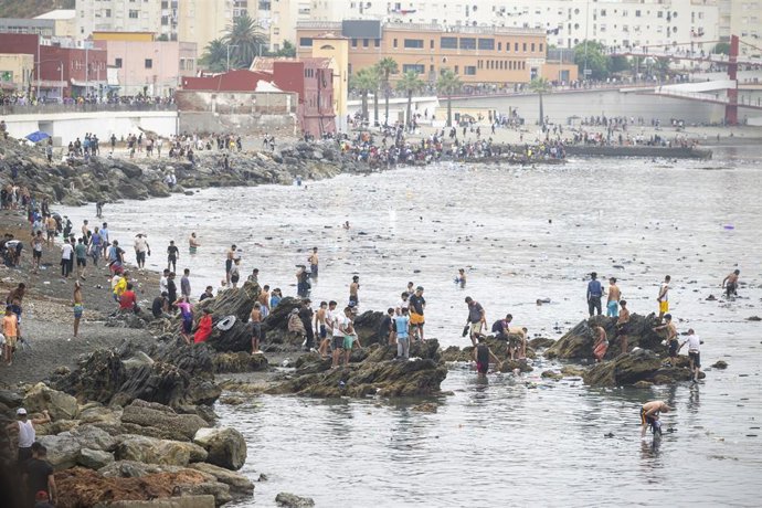 Archivo - Decenas de personas siguen intentando cruzar la frontera en Ceuta a 31 de julio