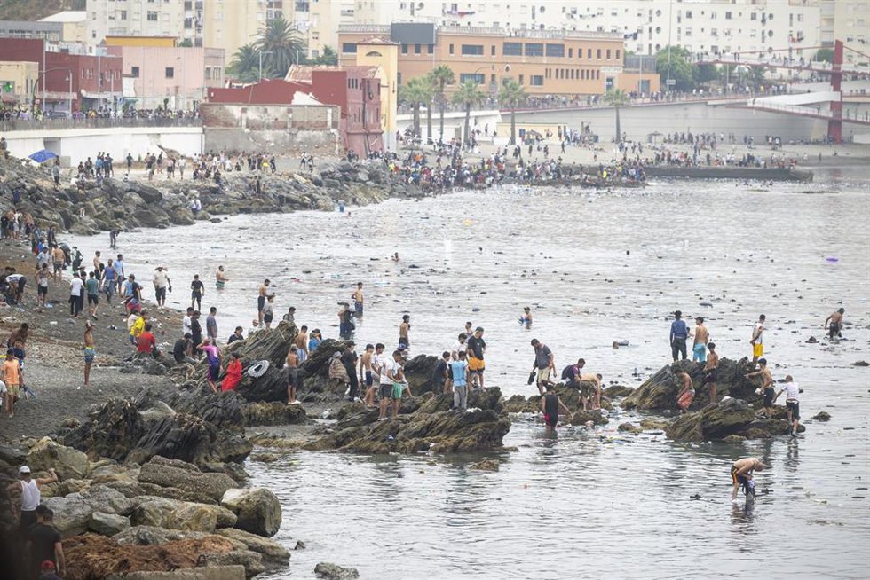 Archivo - Decenas de personas siguen intentando cruzar la frontera en Ceuta a 31 de julio