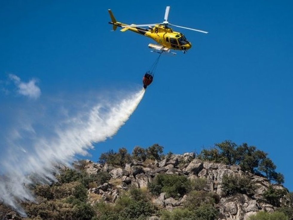 Un helicóptero del Infoex en el incendio en Arroyomolinos.