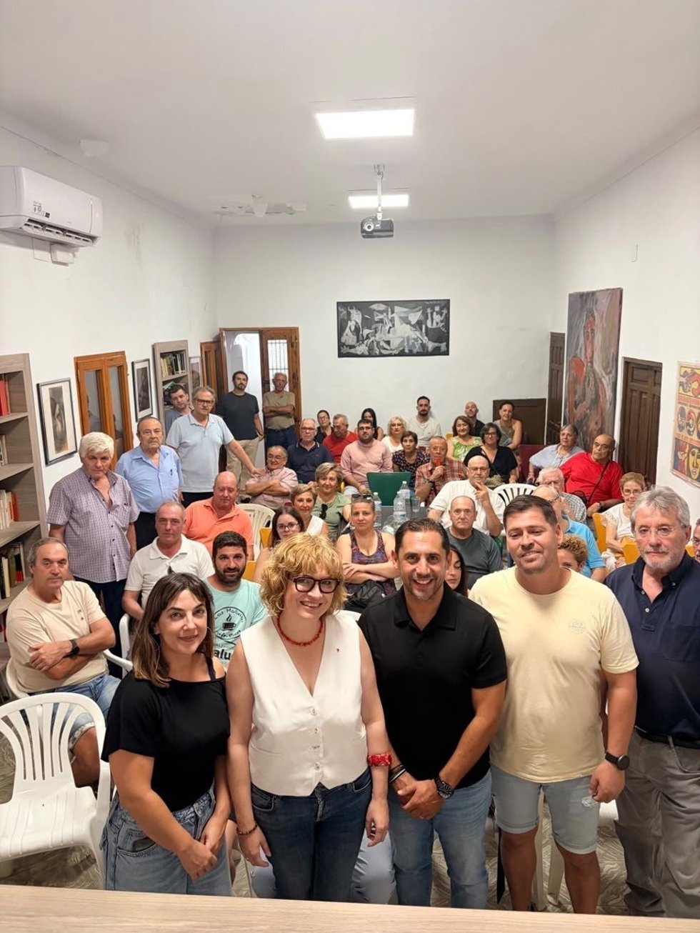Ruz (segunda por la izda.) y Pérez (centro), en la asamblea local de Izquierda Unida de Castro del Río.
