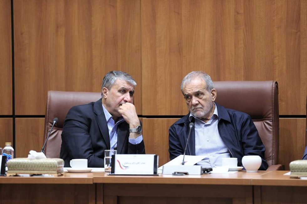 Archivo - El director de la Organización para la Energía Atómica de Irán (OEAI), Mohamed Eslami, y el presidente iraní, Masud Pezeshkian