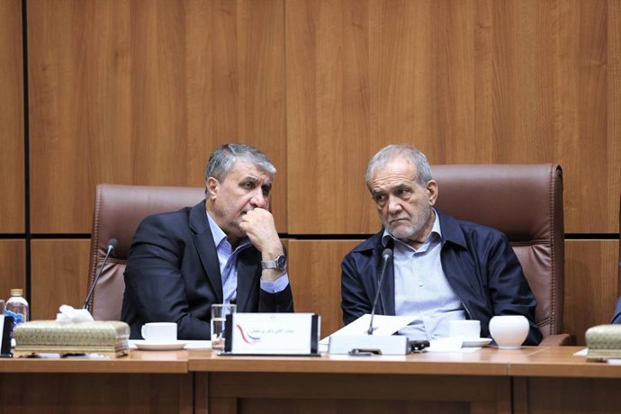 Archivo - November 2, 2025, Tehran, Iran: Iranian President MASOUD PEZESHKIAN (R) and the head of Iran's Atomic Energy Organization MOHAMMAD ESLAMI (L) tour the countryâ€s nuclear facilities in Tehran. During their visit to the Atomic Energy Organization 