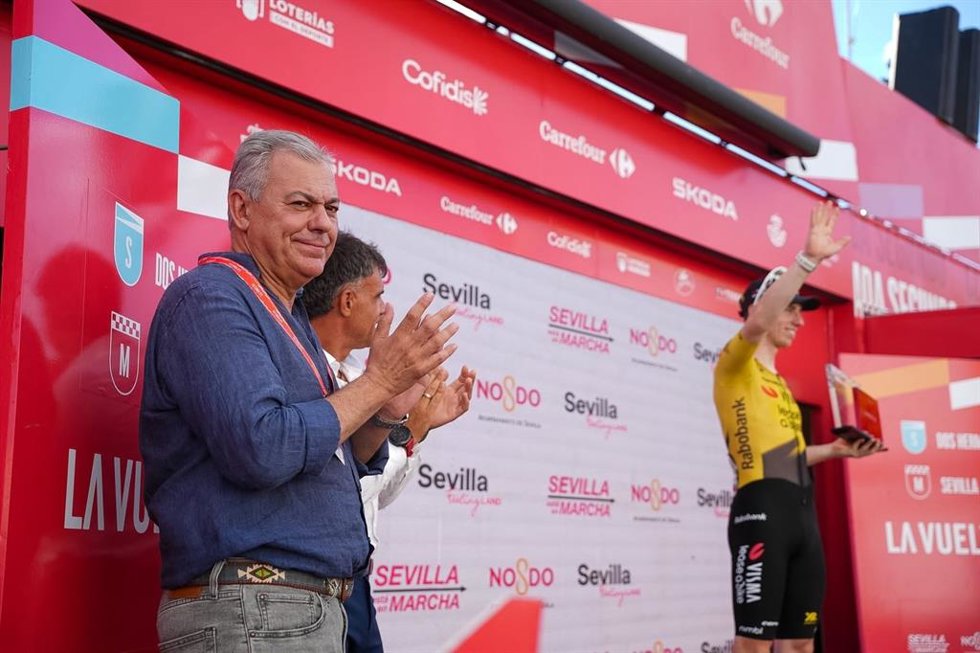 Sanz entrega a Matthew Brennan el premio como ganador de la etapa 17 de La Vuelta