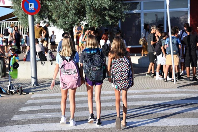 Archivo - Varias niñas el primer día de inicio del curso escolar, en la Escuela Aula Balear, a 11 de septiembre de 2024, en Palma de Mallorca, Mallorca, Baleares (España). 