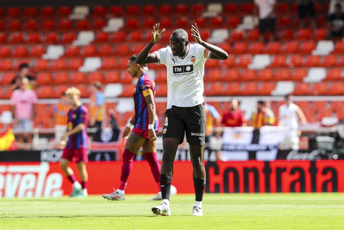 Mouctar Diakhaby durante el Valencia CF-FC Barcelona de LaLiga EA Sports 26-27