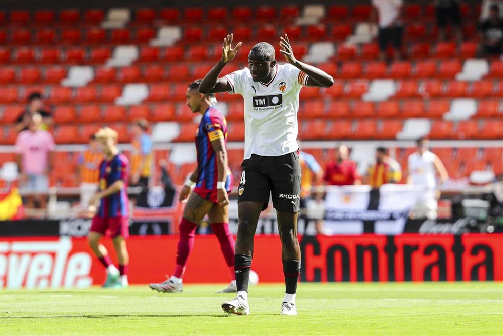 Mouctar Diakhaby durante el Valencia CF-FC Barcelona de LaLiga EA Sports 26-27
