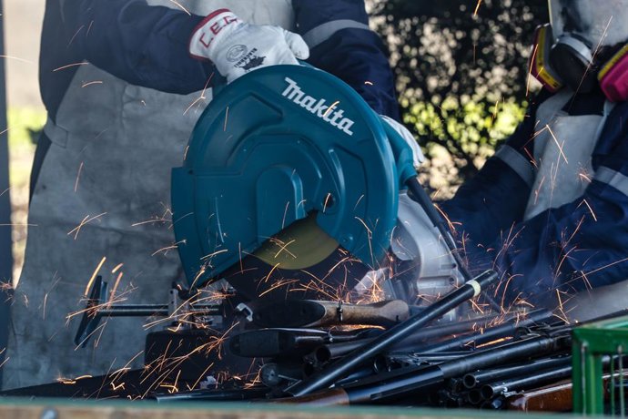 Santiago, 9 de Septiembre de 2026.  El jefe de la Zona Seguridad Privada, Control de Armas y Explosivos de Carabineros, general Stephan Godomar, se refiere a la tercera jornada de inutilizacion de armas de fuego, proceso que se desarrolla en el marco de
