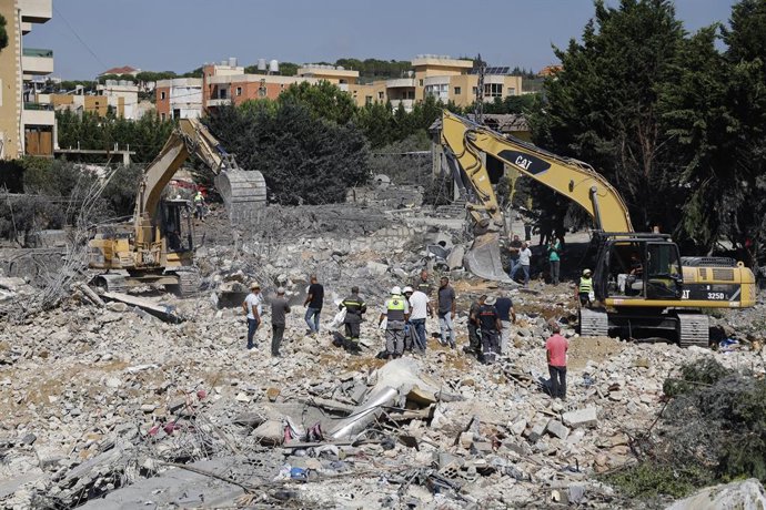 7 de setembro de 2026, Distrito de Nabatieh, Sul do Líbano, Líbano: Equipes de resgate da Defesa Civil libanesa removem os escombros de uma casa atingida por um ataque aéreo israelense enquanto procuram por pessoas desaparecidas em Kafr Rumman. O Ministér