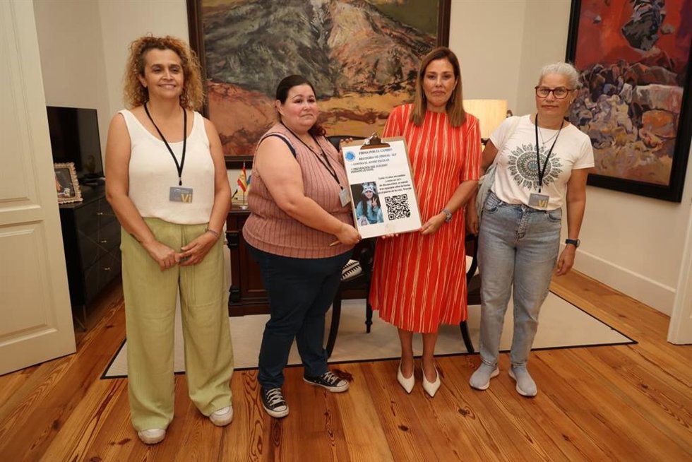 La presidenta del Parlamento de Canarias, Astrid Pérez, en el centro, junto a la presidenta de 'Rompe el silencio Canarias', Laura Fernández, madre de Lucía, la niña de 12 años con autismo que se suicidó en Puerto de la Cruz en febrero de 2025.
