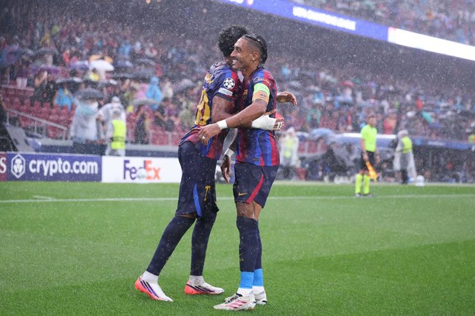 Raphinha Dias Belloli, do FC Barcelona, comemora após marcar o primeiro gol de sua equipe ao lado do companheiro Lamine Yamal, também do FC Barcelona, durante a 1ª rodada da fase de grupos da Liga dos Campeões da UEFA 2026/27, partida de futebol disputada