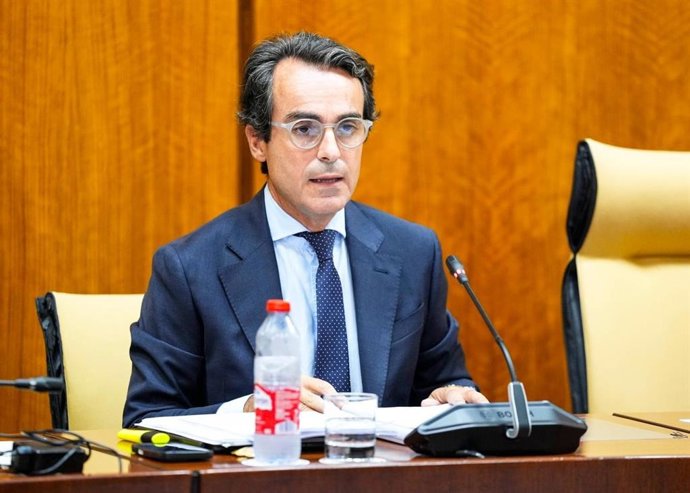 El consejero de Fomento y Movilidad de la Junta de Andalucía, Mario Muñoz Atanet, en la comisión del Parlamento de Andalucía del míercoles, 8 de septiembre de 2026.