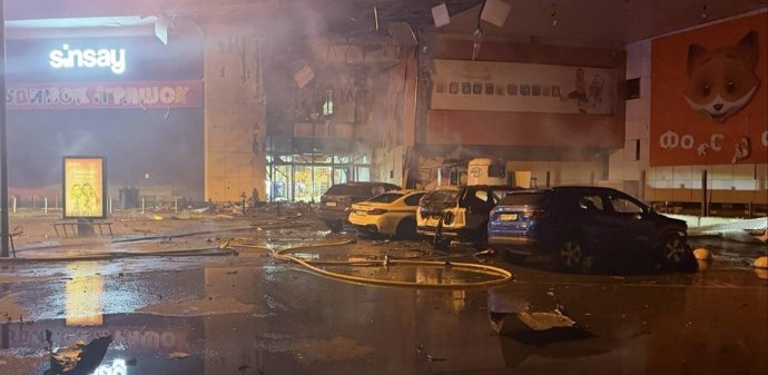 Danos em um shopping center em Sumi, no nordeste da Ucrânia, após ter sido atacado pela Rússia