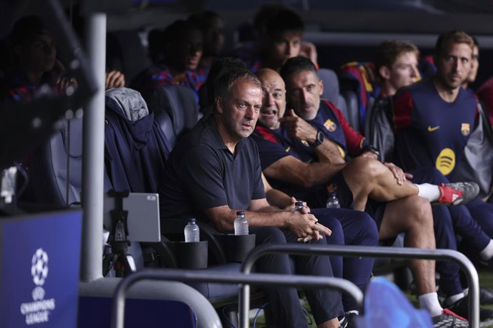 Hansi Flick, técnico do FC Barcelona, observa a partida da 1ª rodada da fase de grupos da Liga dos Campeões da UEFA 2026/27, disputada entre o FC Barcelona e o Feyenoord no Estádio Spotify Camp Nou, em 9 de setembro de 2026, em Barcelona, Espanha.