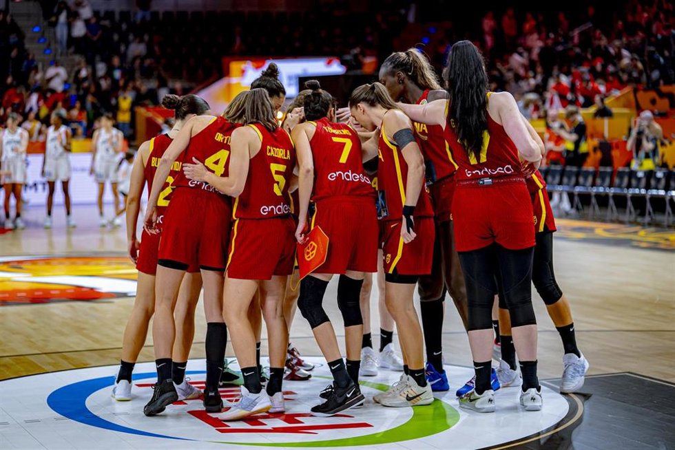 Las jugadoras de la selección española hacen piña antes de un partido del Mundial 2026
