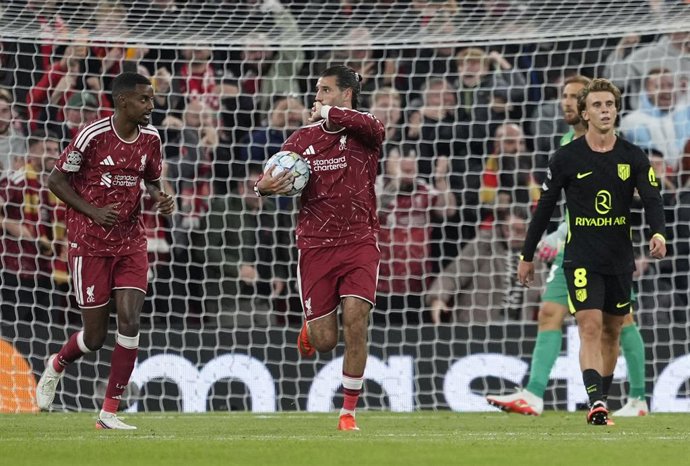 9 de setembro de 2026, Reino Unido, Liverpool: Dominik Szoboszlai (C), do Liverpool, comemora ao marcar o primeiro gol de sua equipe durante a partida de futebol da fase de grupos da Liga dos Campeões da UEFA entre Liverpool e Atlético de Madrid, em Anfie