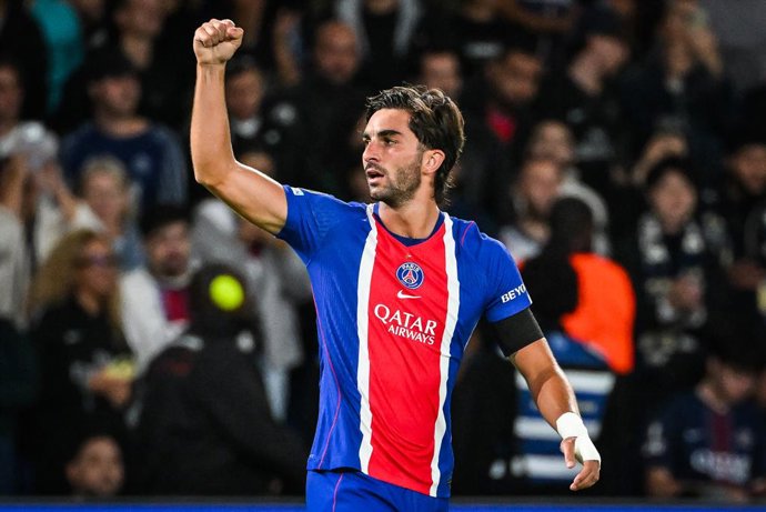 9 de setembro de 2026, França, Paris: Ferran Torres, do Paris Saint-Germain, comemora o gol marcado para sua equipe durante a partida de futebol da fase de grupos da Liga dos Campeões da UEFA entre o Paris Saint-Germain e o SK Slovan Bratislava, no Estádi