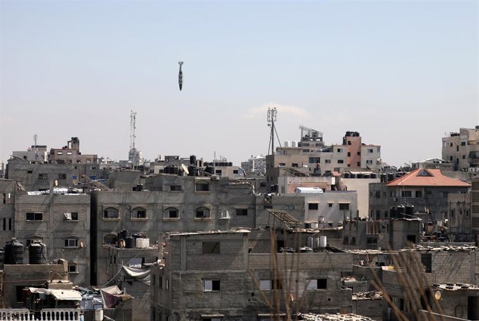 Un misil se dirige al campo de desplazados de Shati, al oeste de la ciudad de Gaza