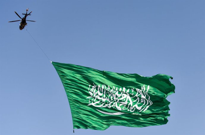 Archivo - Arquivo - 23 de setembro de 2020, Arábia Saudita, Riade: Um helicóptero saudita sobrevoa Riade com a bandeira saudita hasteada durante as comemorações do Dia Nacional da Arábia Saudita. Foto: -/Agência de Imprensa Saudita/dpa