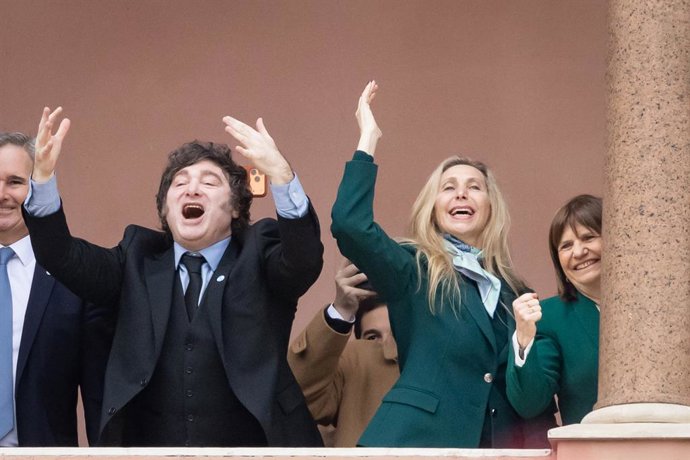 Archivo - Arquivo - 12 de julho de 2026, Buenos Aires, província de Buenos Aires, Argentina: O presidente argentino Javier Milei, sua irmã Karina Milei e a senadora nacional Patricia Bullrich acenam da varanda da Casa Rosada ao lado de membros do gabinete