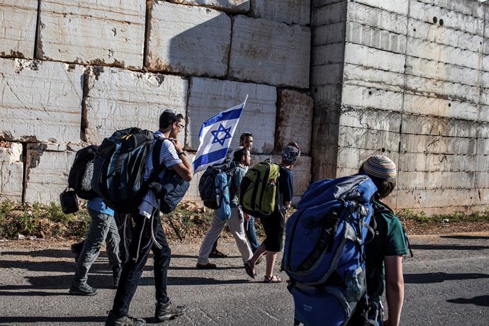 Archivo - FILED - 20 July 2022, Israel, Barkan: Right-wing settlers march to build a settlement in the West Bank near Barkan. Photo: Ilia Yefimovich/dpa