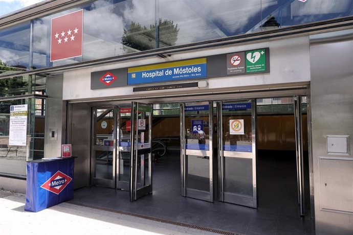 Archivo - Boca de metro del Hospital de Móstoles, a 21 de junio de 2021, en Móstoles, Madrid, (España).