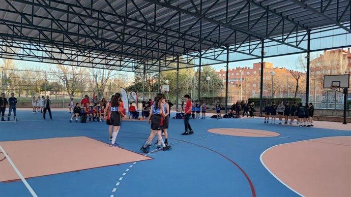 Archivo - Las escuelas deportivas de baloncesto