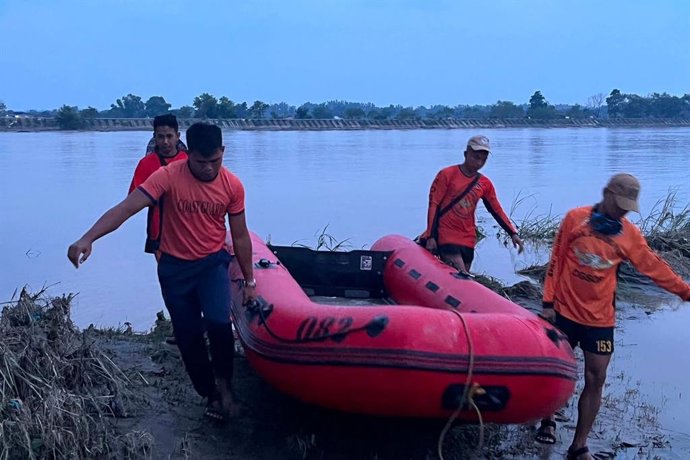 Archivo - Miembros de la Guardia Costera de Filipinas operando en una operación de búsqueda y rescate