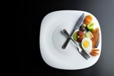 Foto: Comer menos podría frenar las mutaciones del ADN: la clave está en cómo envejecen nuestras células