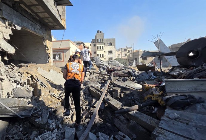 September 9, 2026, Khan Yunis, Gaza Strip, Palestinian Territory: Palestinians inspect a house destroyed in an Israeli airstrike targeting Khan Younis camp, southern Gaza Strip, as smoke rises from the site, on September 9, 2026. The strike wounded two pe