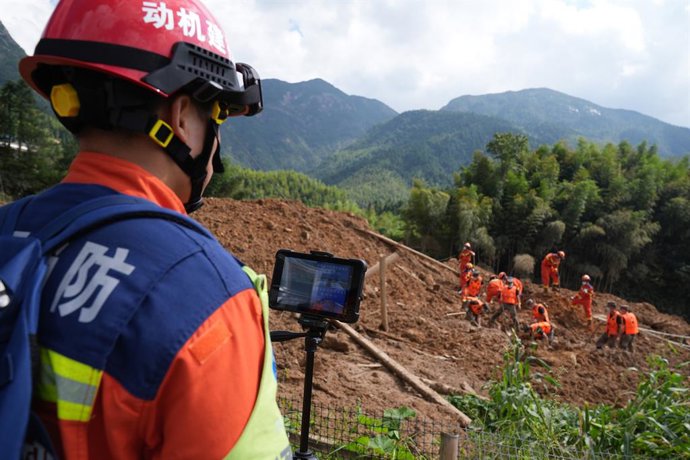 JI'AN, 6 de setembro de 2026  -- Equipes de resgate atuam na área afetada por um deslizamento de lama e terra na vila de Mingkeng, no condado de Suichuan, na província de Jiangxi, no leste da China, em 6 de setembro de 2026. Quatro pessoas foram confirmad