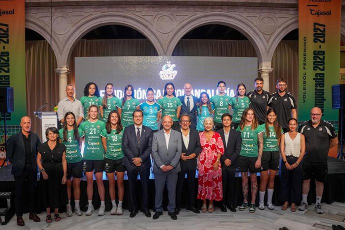 Foto de familia tras en el acto de presentación del club de voleibol femenino nazareno Fundación Cajasol Andalucía