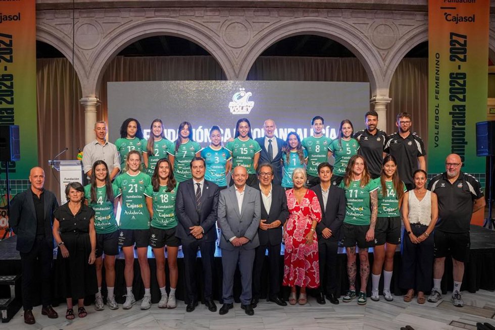 Foto de familia tras en el acto de presentación del club de voleibol femenino nazareno Fundación Cajasol Andalucía
