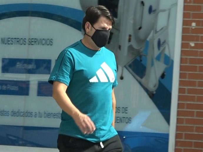Lucas González oculta su nueva nariz bajo una mascarilla