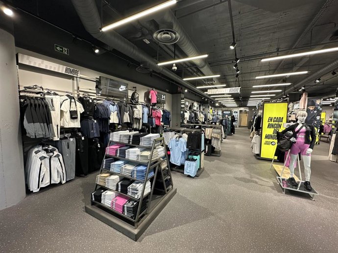 Interior de una de las tiendas de moda urbana JD.