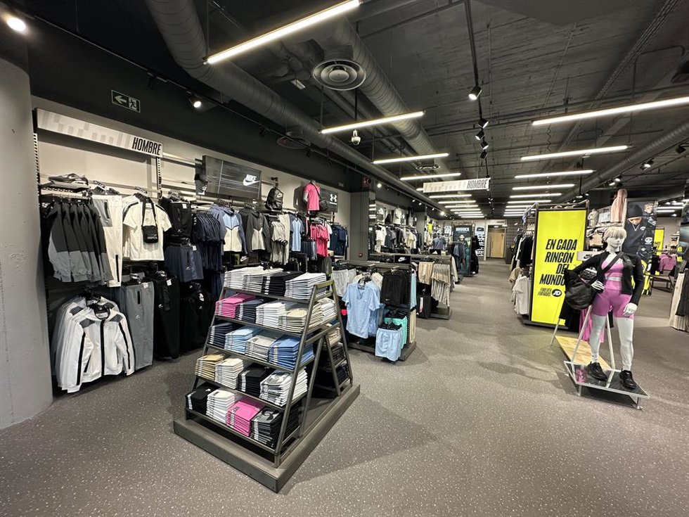 Interior de una de las tiendas de moda urbana JD.
