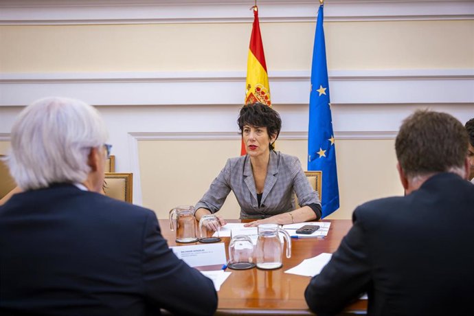 La ministra de Inclusión, Seguridad Social y Migraciones, Elma Saiz, durante la reunión que ha mantenido con el Consejo General de la Abogacía Española