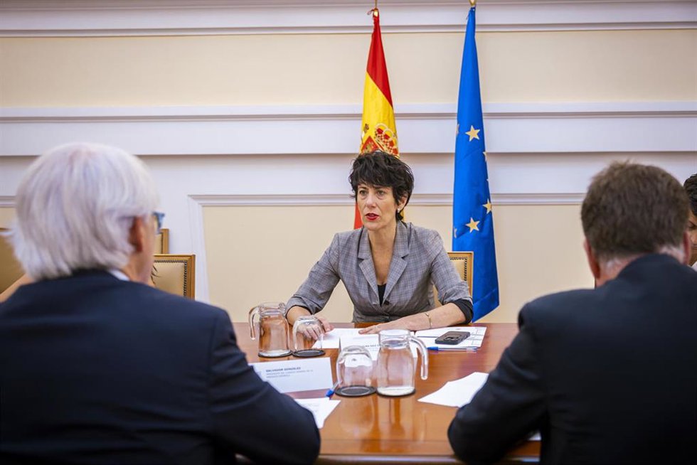 La ministra de Inclusión, Seguridad Social y Migraciones, Elma Saiz, durante la reunión que ha mantenido con el Consejo General de la Abogacía Española