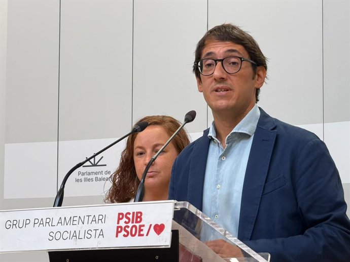 El portavoz del PSIB en el Parlament, Iago Negueruela, en rueda de prensa.